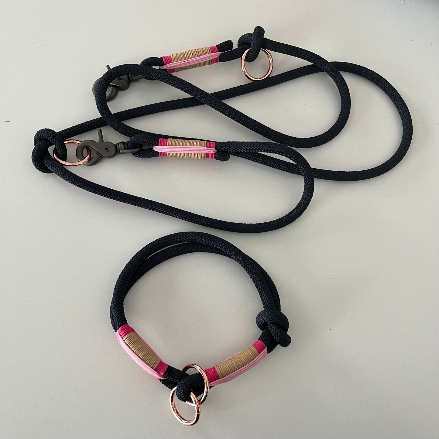 Wunderschönes Set Retriever Halsband und Leine, tiefseeblau, Muster pink, rosa, sand Gr.S Einzelstück